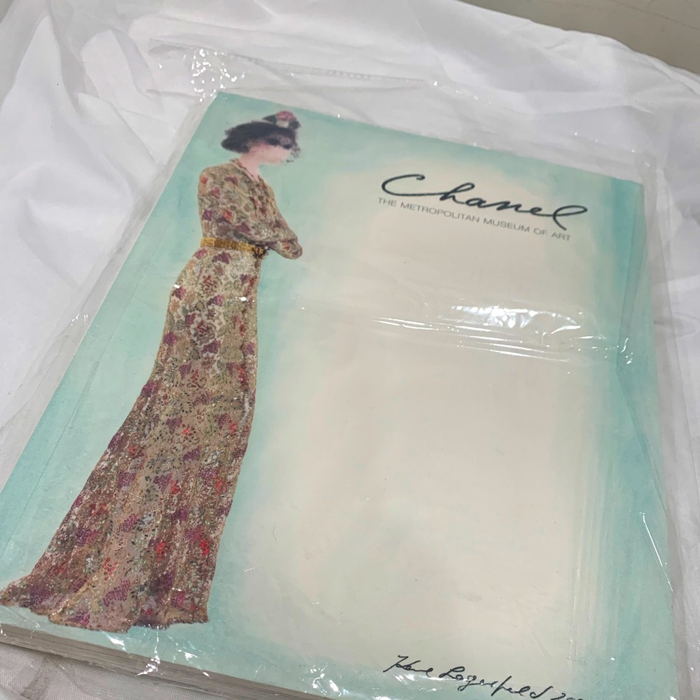 Chanel
Metropolitan Museum of Art
Karl Lagerfeld 2005
220 pgs
Coffee Table Book